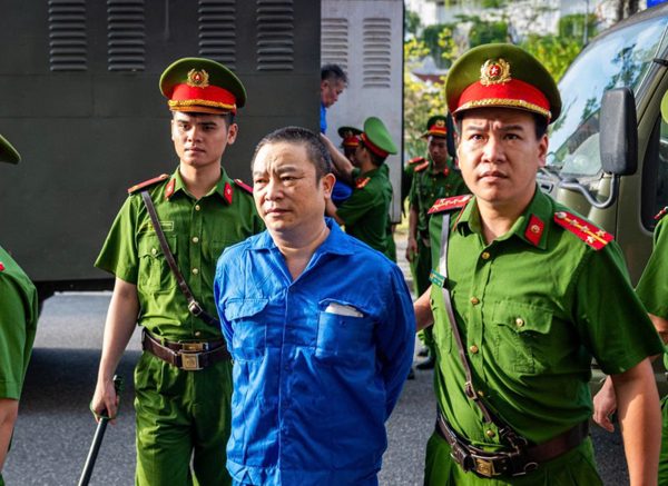 Cựu Viện trưởng 'biến tội phạm thành bệnh nhân tâm thần' bị dẫn giải đến tòa