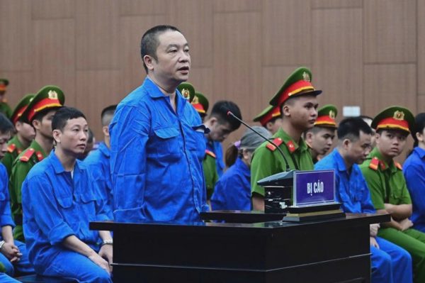 Cựu Viện trưởng Pháp y cầm nhiều bọc tiền về nhà nhờ vợ đánh dấu vì sợ nhầm