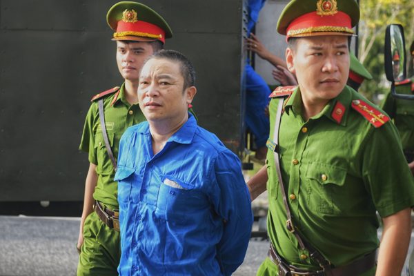 Cựu Viện trưởng Viện Pháp y tâm thần và hơn 60 bị cáo được dẫn giải tới tòa