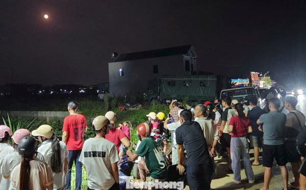 Đã bắt được hai đối tượng cầm kiếm cố thủ trên mái nhà ở Thanh Hoá