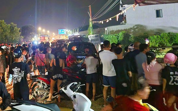 Đã bắt được hai thanh niên cầm kiếm cố thủ trên tầng hai ngôi nhà ở Thanh Hóa