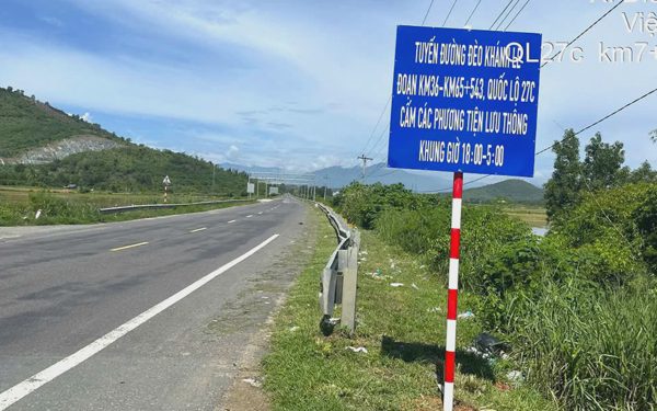 Đã cắm 3 bảng thông báo dưới chân đèo Khánh Lê để tài xế chủ động