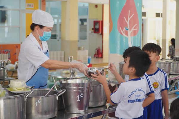 Đã có tiền suất ăn, vì sao phụ huynh vẫn phải đóng hàng loạt tiền bán trú?