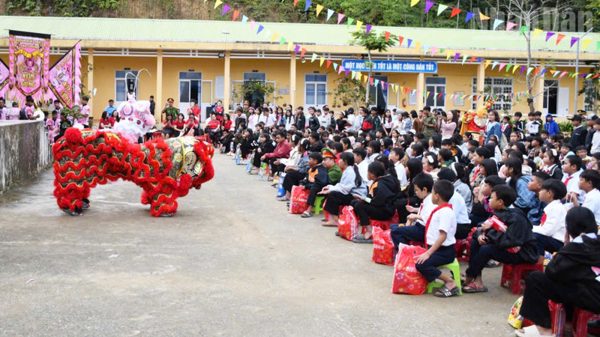 Đà Nẵng: Hơn 1.200 phần quà Trung thu đến với học sinh vùng cao xã Hùng Sơn