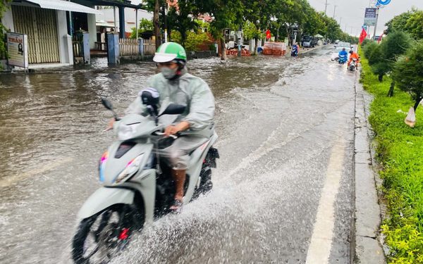 Đà Nẵng lắp cống tạm xử lý điểm 'hở tí là ngập' trên đường du lịch ven biển đi Hội An