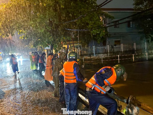 Đà Nẵng: Ngập sâu do mưa lớn, lực lượng chức năng khẩn cấp di dời dân trong đêm