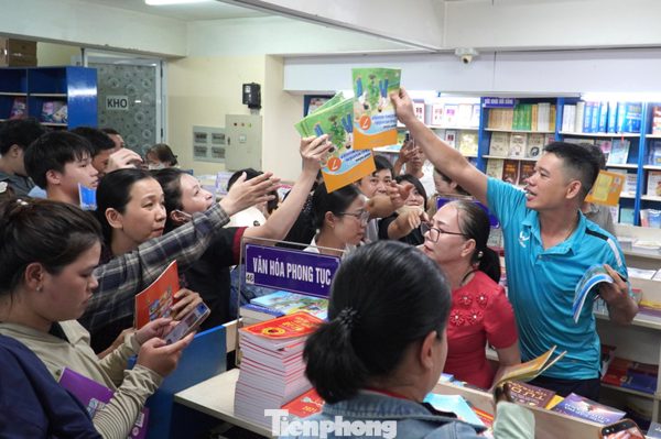 Đà Nẵng: Phụ huynh chen chúc đông nghẹt chờ mua sách giáo khoa
