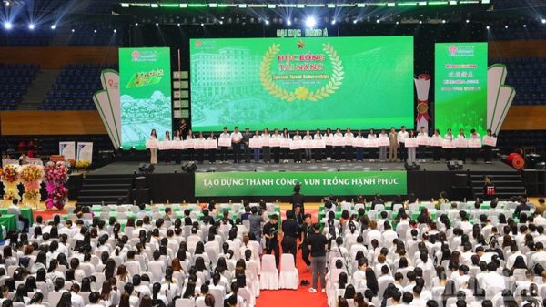 Đà Nẵng trao 45 tỷ đồng học bổng cho tân sinh viên năm học mới