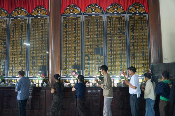 Đà Nẵng: Trước giờ truy điệu 17 hài cốt liệt sĩ từ ngôi mộ tập thể, thân nhân khắp nơi vượt đường xa tìm về