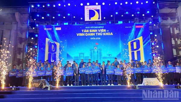 Đà Nẵng: Trường đại học Bách khoa vinh danh và trao 700 triệu đồng học bổng cho tân sinh viên