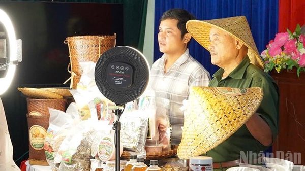 Đà Nẵng: Xã miền núi Trà Đốc tập huấn kỹ năng bán hàng trên nền tảng số cho người dân