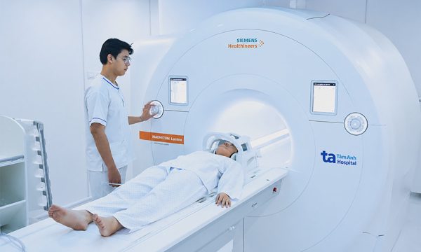 Đã thay khớp gối có chụp MRI cột sống được không?