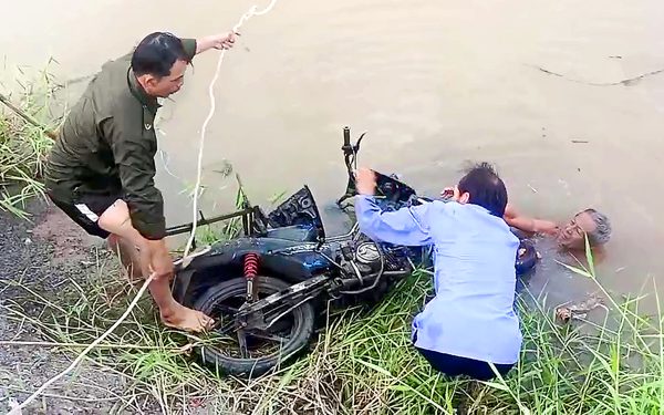 Đã tìm được chủ nhân xe máy nằm dưới mương nước ở Đồng Tháp
