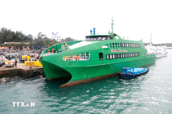 Đặc khu Phú Quý siết chặt quản lý rác thải nhựa, bảo vệ môi trường biển