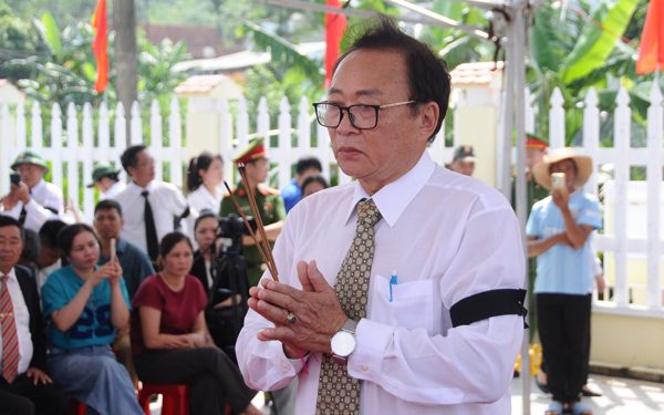Dải băng tang trên cánh tay người chăm sóc 17 liệt sĩ 38 năm qua ở Đà Nẵng