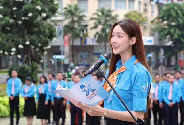 Đại biểu Đại hội Hội Liên hiệp Thanh niên TPHCM lần thứ X báo công dâng Bác