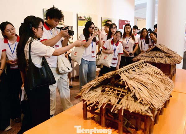 Đại biểu Hành trình Đỏ tham quan Bảo tàng Dân tộc học Việt Nam