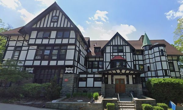 Đại học Cornell chao đảo vì đơn kiện hiếp dâm tập thể