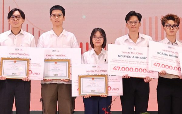 Đại học Kinh tế TP.HCM: 63 thủ khoa đạt tuyệt đối 100/100 điểm