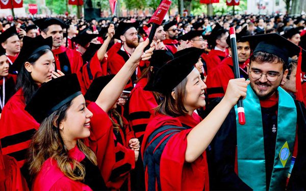 Đại học nước ngoài xử lý 'lạm phát' bằng giỏi thế nào?
