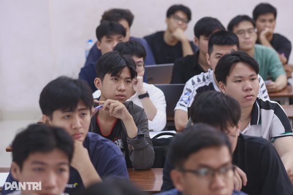 Đại học vươn tầm nhưng đừng để người học chùn bước vì… học phí!