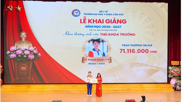 Đại học Y dược Cần Thơ khai giảng năm học mới, vinh danh thủ khoa trường