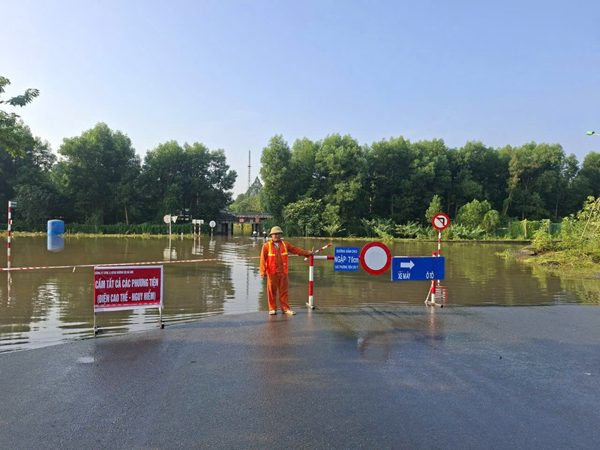 Đại lộ Thăng Long ngập sâu 1 m