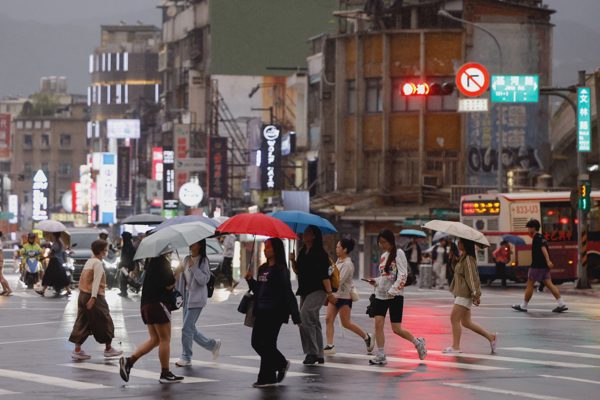 Đài Loan hủy hàng trăm chuyến bay vì bão Champi