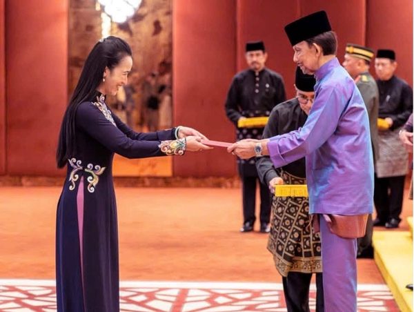 Đại sứ Đỗ Thùy Dương trình Quốc thư lên Quốc vương Brunei Darussalam
