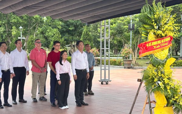 Đại sứ Hoa Kỳ tại Việt Nam dâng hương tại Thành cổ Quảng Trị