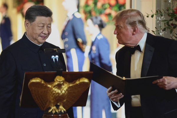 Đại sứ Mỹ nói ông Trump ngỏ ý bán vũ khí cho Trung Quốc, Nhà Trắng bác bỏ