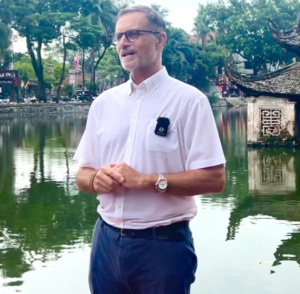 Đại sứ Pháp thăm ngôi chùa nghìn năm tuổi của Hà Nội để khép lại nhiệm kỳ