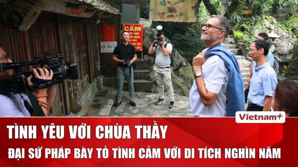 Đại sứ Pháp thể hiện tình yêu với ngôi chùa nghìn năm tuổi tại Hà Nội