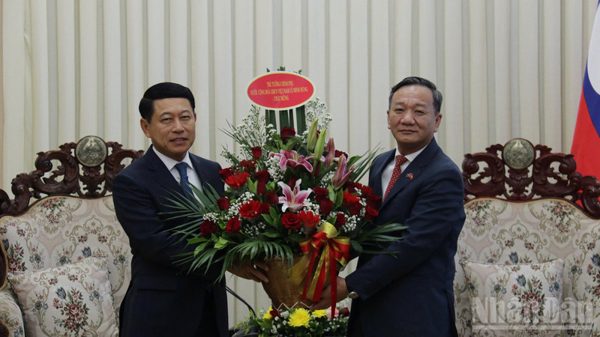 Đại sứ quán Việt Nam chúc mừng các đồng chí lãnh đạo cấp cao của Lào