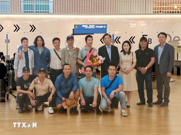 Đại sứ quán Việt Nam tại Hàn Quốc hoàn tất công tác bảo hộ công dân đưa 10 thuyền viên bị mắc kẹt về nước