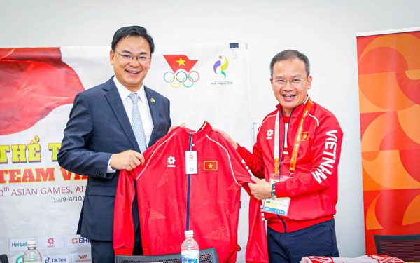 Đại sứ Việt Nam tại Nhật Bản thăm Đoàn thể thao Việt Nam trước giờ khai mạc Asiad 20