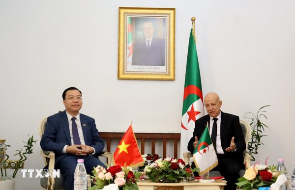 Đại sứ Vũ Duy Long chào xã giao Tổng Bí thư Đảng Mặt trận Giải phóng Dân tộc Algeria