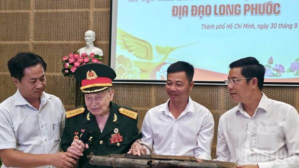 Đại tá Nguyễn Văn Tàu, Anh hùng lực lượng vũ trang nhân dân tặng kỷ vật kháng chiến cho bảo tàng