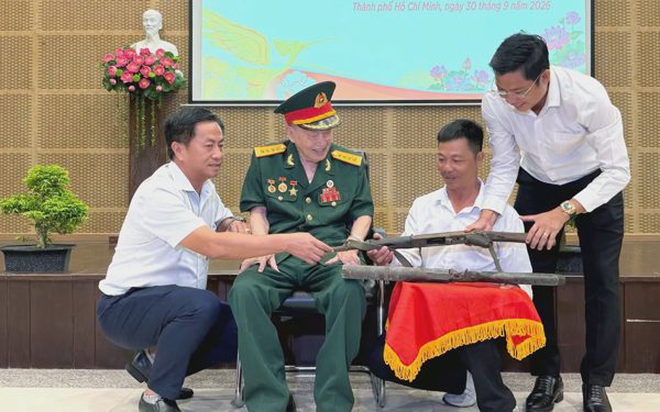 Đại tá Tư Cang tặng 2 súng kỷ vật chiến tranh cho Bảo tàng - Thư viện Bà Rịa - Vũng Tàu