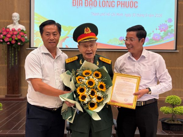 Đại tá Tư Cang tặng hai khẩu súng kỷ vật chiến tranh cho Bảo tàng