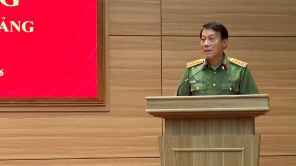 Đại tướng Lương Tam Quang trao Huy hiệu 80 năm tuổi Đảng cho các đảng viên tại tỉnh Hưng Yên