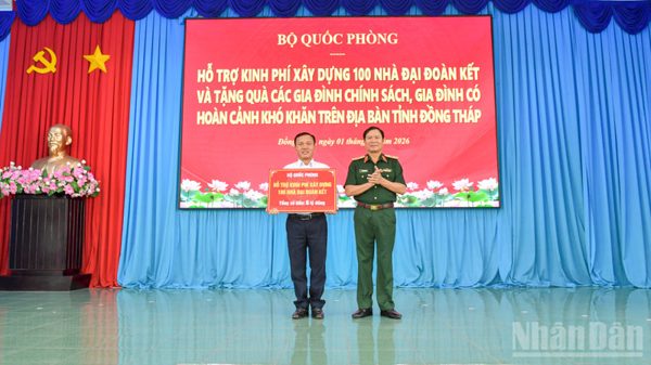 Đại tướng Nguyễn Tân Cương làm việc và tặng quà tại tỉnh Đồng Tháp