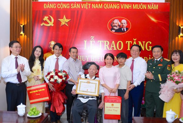Đại tướng Nguyễn Trọng Nghĩa trao Huy hiệu 80 năm tuổi Đảng tại Huế