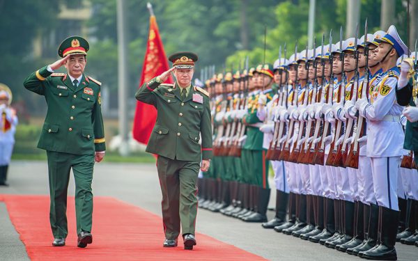 Đại tướng Phan Văn Giang hội đàm với Phó thủ tướng, Bộ trưởng Bộ Quốc phòng Lào