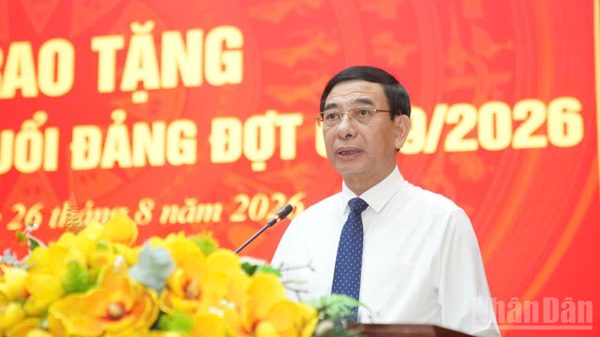 Đại tướng Phan Văn Giang trao Huy hiệu 80 năm tuổi Đảng cho đảng viên ở Cao Bằng