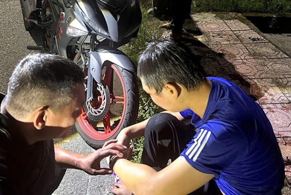 Đại uý Công an TP Huế liều mình lao xuống sông cứu nam thanh niên lúc đêm vắng