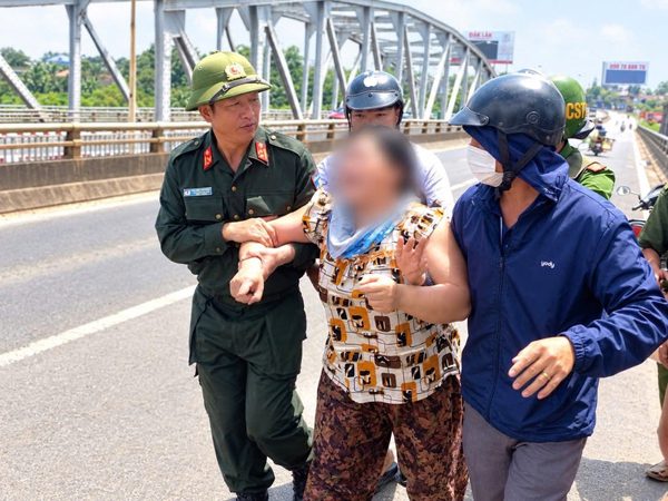 Đắk Lắk: Công an kịp thời ngăn người phụ nữ định nhảy cầu Sêrêpốk