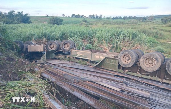 Đắk Lắk: Lật xe ôtô đầu kéo trong đêm khiến 2 người tử vong