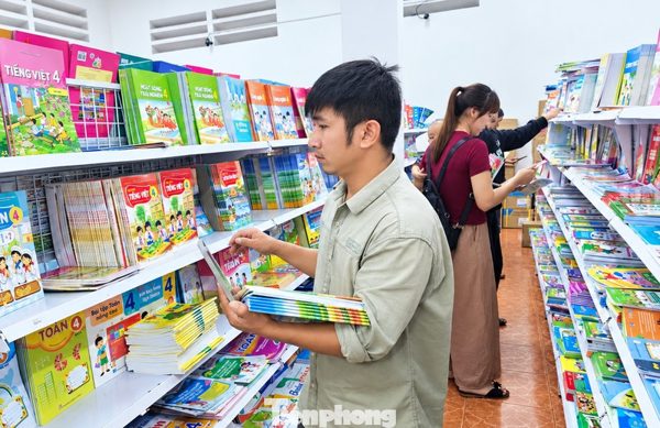 Đắk Lắk: Nhiều phụ huynh vẫn chưa mua được đủ sách cho con