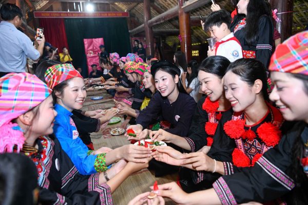 Đám cưới lạ của người Tày khiến 53 thí sinh Hoa hậu Việt Nam ngỡ ngàng